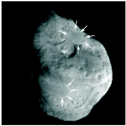 Языки застывшей лавы на некоторых участках поверхности кометного ядра
